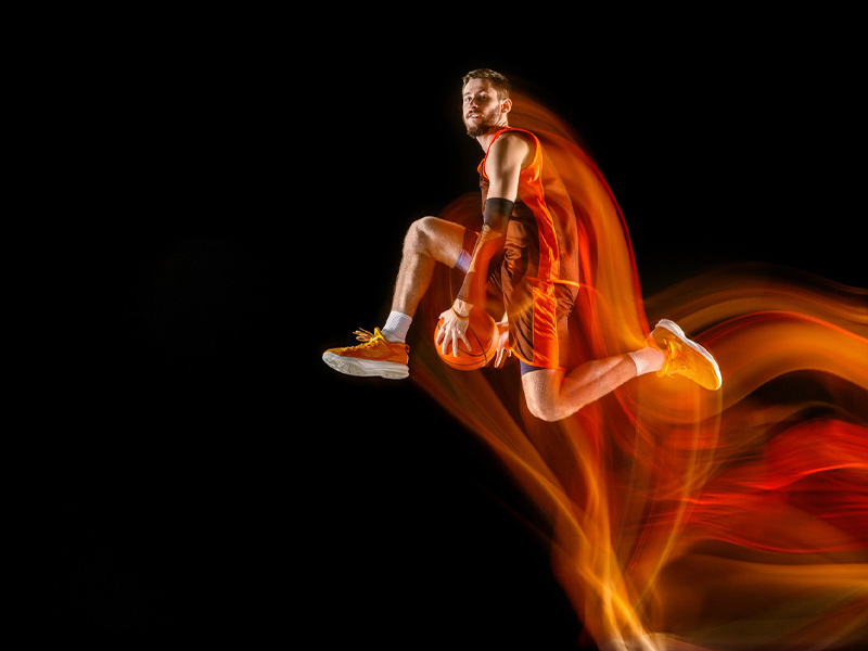 湖人不敌马刺，季中赛被淘汰，詹姆斯空砍19+15+8！